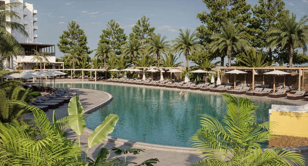 Große Poolanlage im Calido Sol Hotel Okurcalar mit Sonnenliegen und Palmen