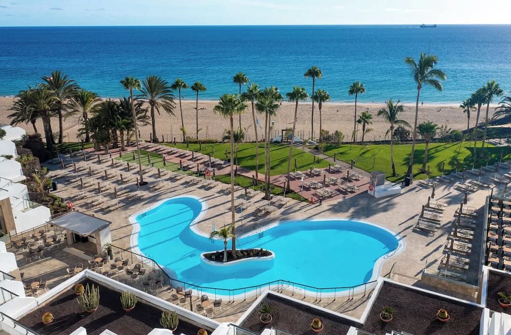 Außenpool im RIU Palace Calypso – Adults Only direkt an der Strandpromenade