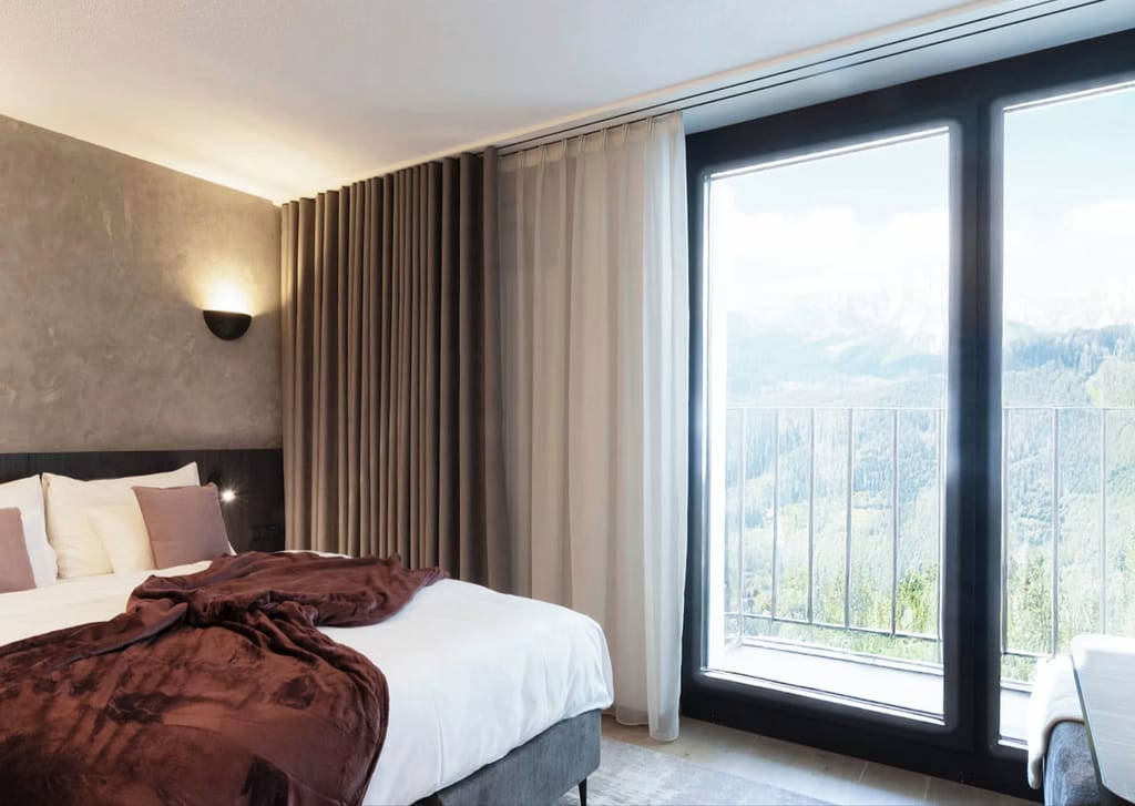 Neueröffnung Hotel Stubaital – modernes Schlafzimmer im Elva Apartment Hotel mit Bergblick