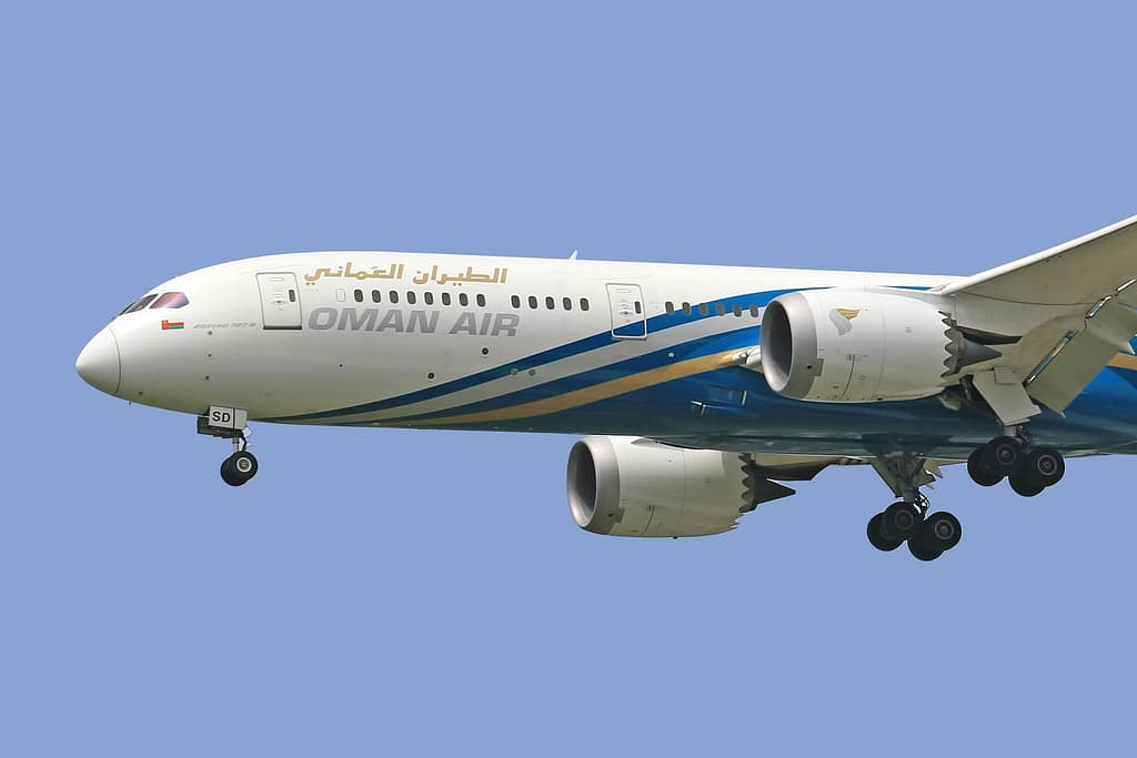 Boeing 787-9 von Oman Air kurz vor der Landung, verwendet für Business Class Flüge von Deutschland nach Phuket.