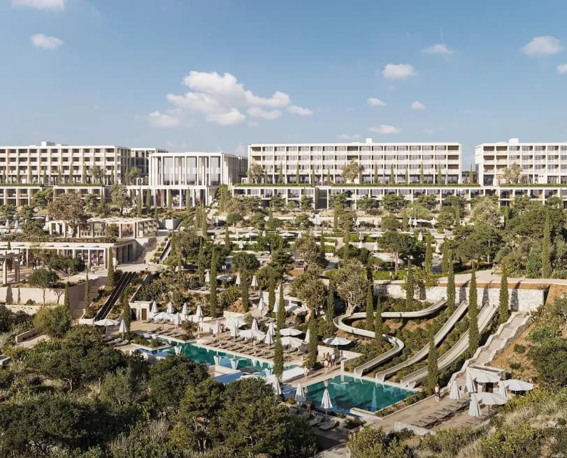 Gesamtanlage des Akra Didim Resort & SPA mit Poollandschaft und Wasserrutschen in Altınkum