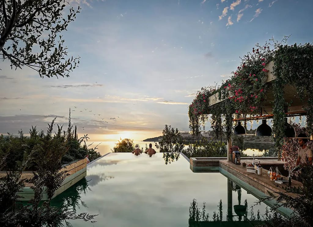 Infinity-Pool im Akra Didim Resort & SPA bei Sonnenuntergang mit Meerblick in Altınkum