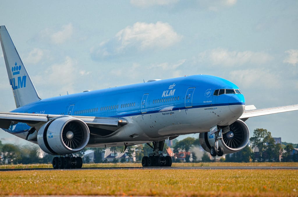 KLM Langstreckenflugzeug Boeing 777 startet auf der Startbahn bei klarem Himmel
