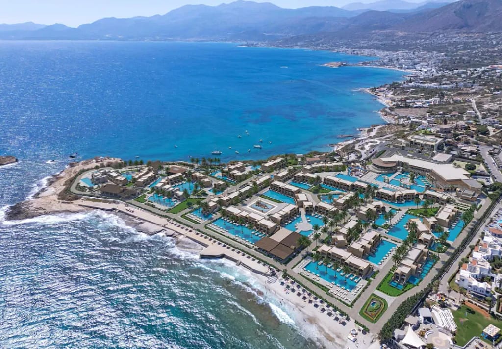 Nana Royal Premium Resort & Spa auf Kreta in Hersonissos mit Poollandschaft und direkter Strandlage – Luftaufnahme