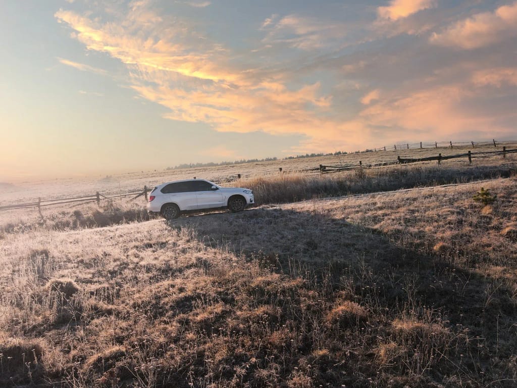 Überführungsfahrt mit Mietwagen auf europäischer Landstraße
