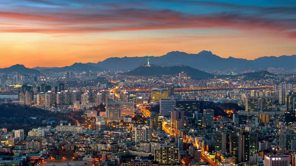 Seoul Skyline im Ballungsraum bei Sonnenuntergang – zehntgrößte Stadt der Welt 2025
