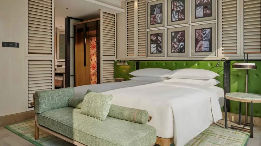 Andaz Shanghai ITC Andaz Suite Schlafzimmer mit bodentiefen Fenstern und urbanem Design