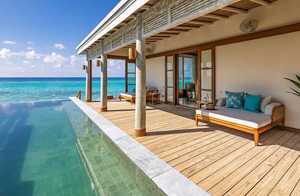 Terrasse einer Wasservilla mit Pool im Rah Gili Maldives Luxusresort