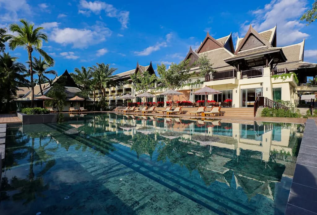 La Solaya Khao Lak Außenpool mit traditioneller thailändischer Architektur – Neueröffnung Thailand 2026