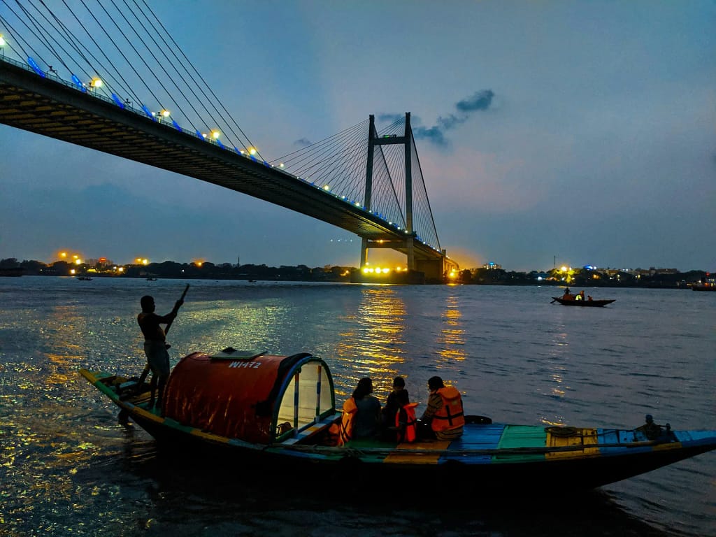 Kolkata am Hooghly-Fluss im Ballungsraum – neuntgrößte Stadt der Welt 2025