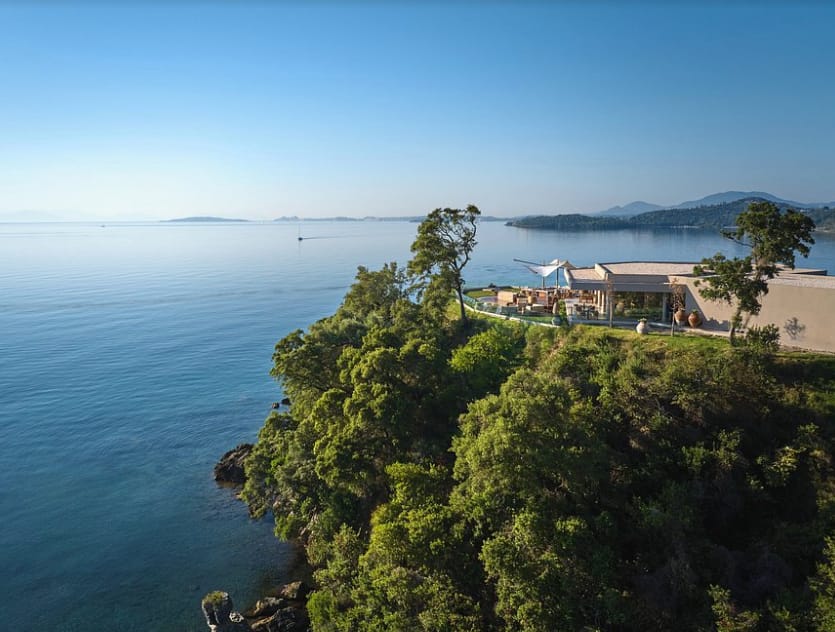 Ikos Odisia Korfu – Pavillon auf einer bewaldeten Klippe über dem ruhigen Ionischen Meer mit Panoramablick
